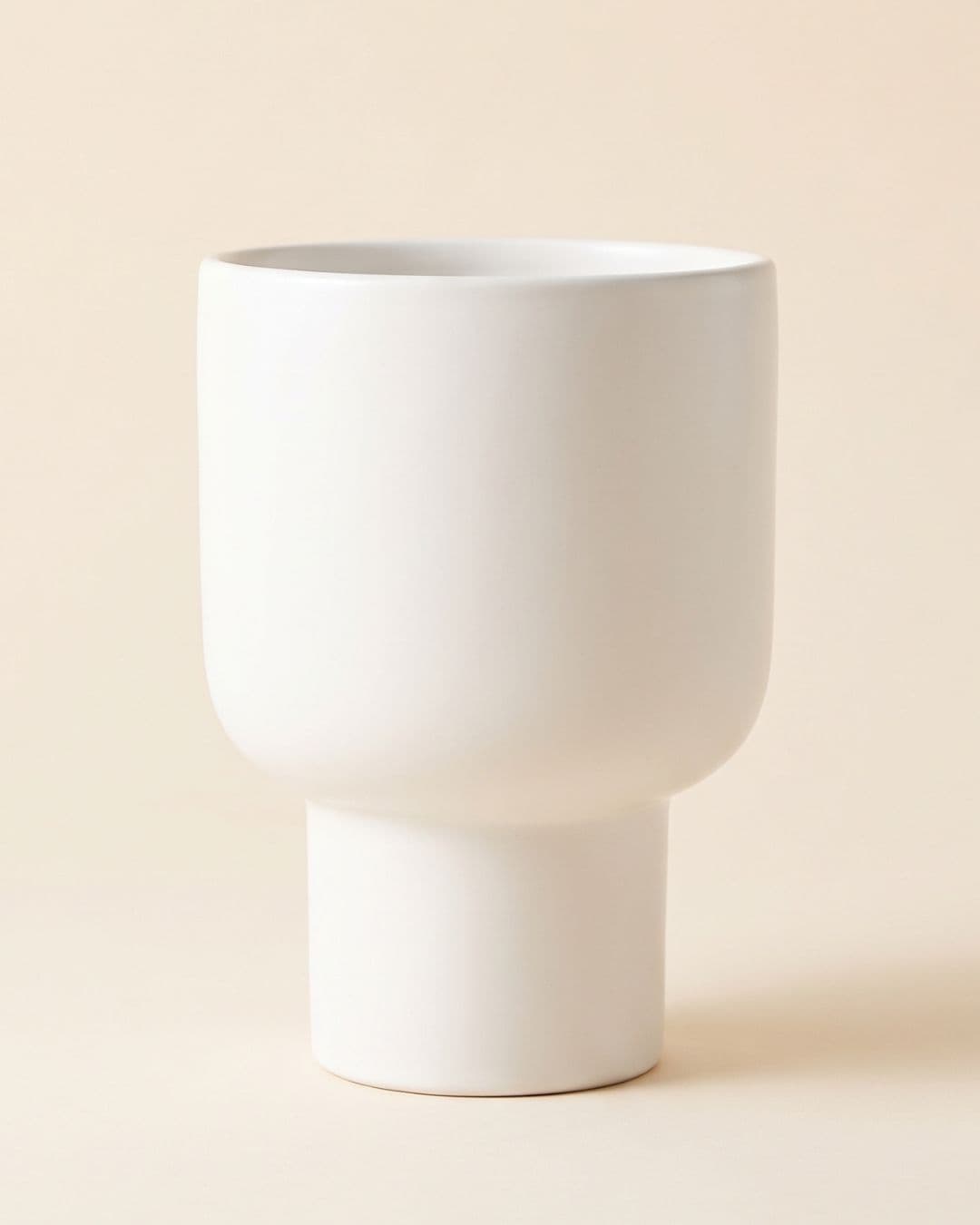 Muse, maceta de cerámica blanca con forma de copa de Pur Plant