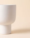 Detalle del acabado de la maceta de cerámica Muse blanca