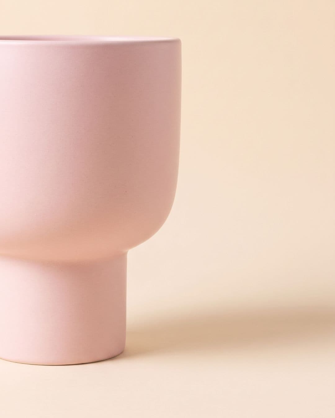 Detalle del esmaltado de la maceta de cerámica Muse rosa